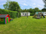 Speeltuin en speelhuisje