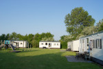 Veld met chalets